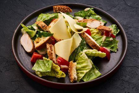 Цезарь с куриными медальонами