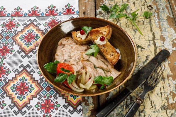 Мясо молодого поросёнка под прессом