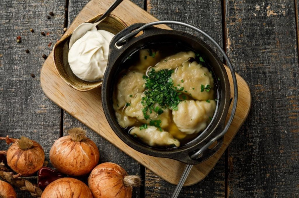 Вареники со свининой и курицей в бульоне